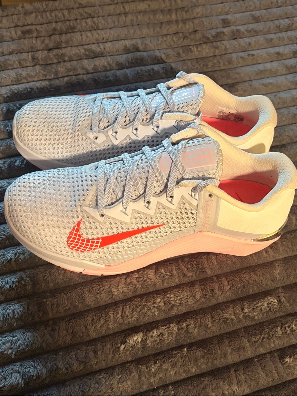Nike Metcon 6 'Football Grey Arctic Punch' AT3160-001 Women's Shoes (size 9) - Picture 2 of 10